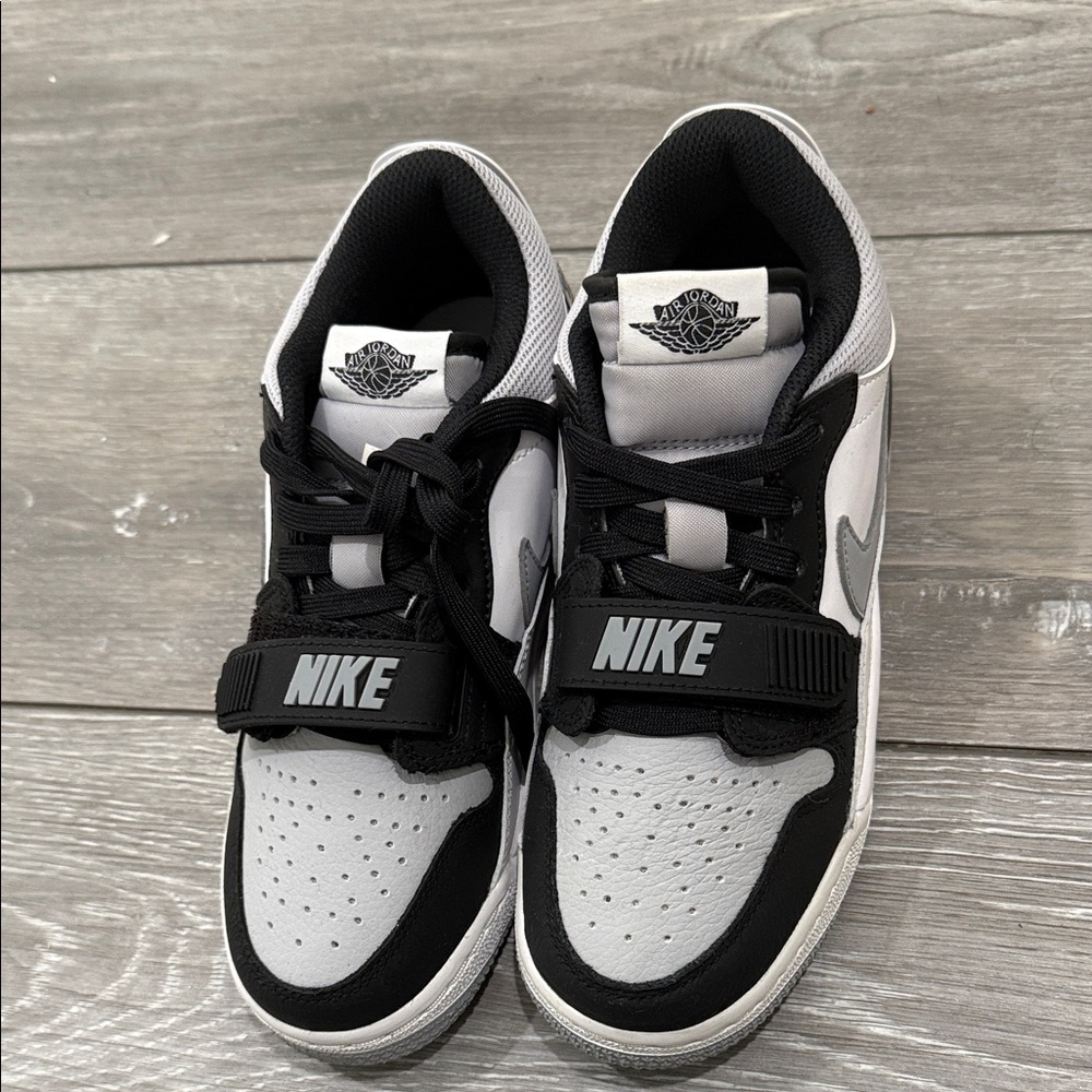Nike Kids Black and White Sneakers Air Jordan Legacy 312 Low size 4Y